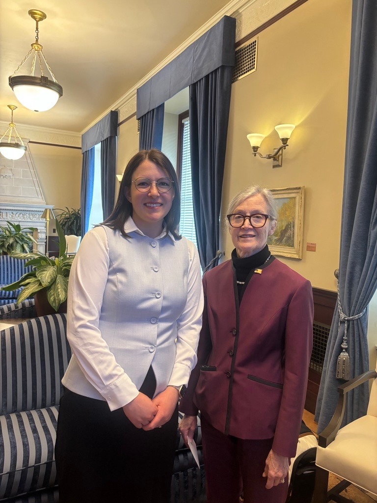 Utah System of Higher Education Associate Commissioner Katie Mazzie and Senator Ann Millner standing in the senate